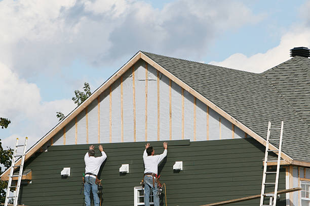 Professional Siding technician working in DuPont, WA